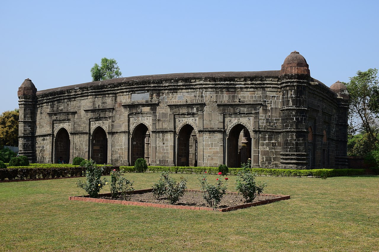 পাণ্ডুয়ার মসজিদ। এখানে রাজধানী স্থাপন করেছিলেন ইলিয়াস শাহ;